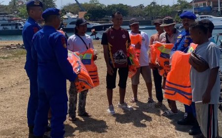 Keselamatan Nelayan Jadi Prioritas, Satpolairud Polresta Banyuwangi Bagikan Life Jacket